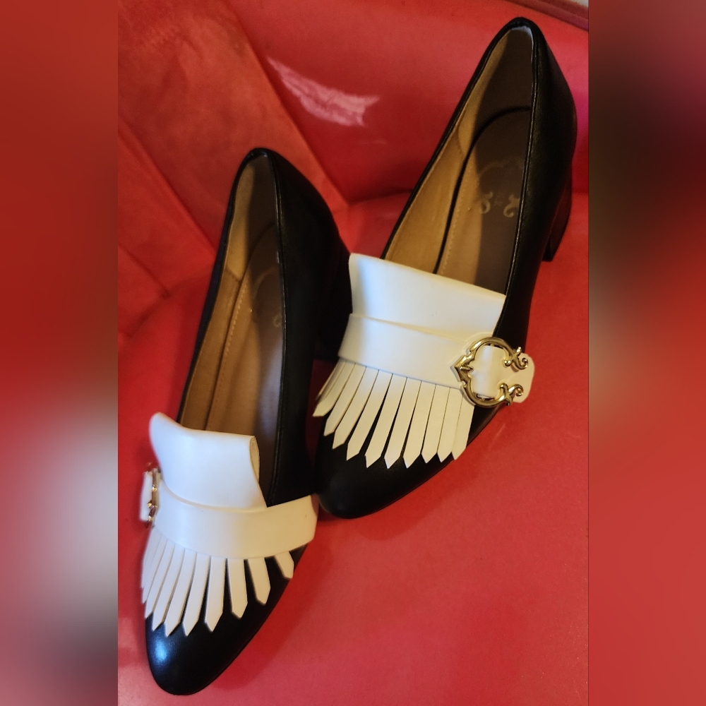 Alice in Wonderland Black & White Loafers